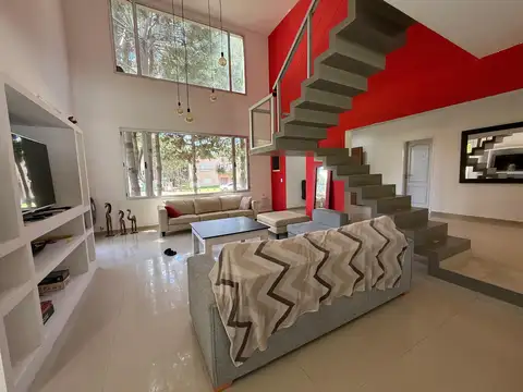 Casa 6 ambientes con 3 baños