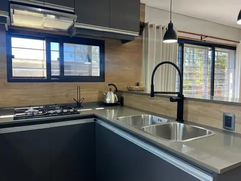 Casa 4 ambientes con 2 baños