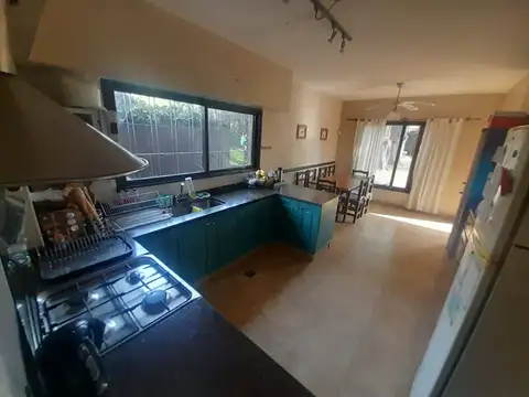 CASA 7 AMBIENTES EN VENTA EN BELLA VISTA 