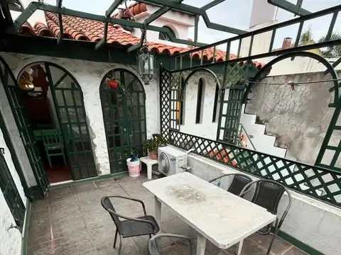 Casa 6 ambientes con 2 baños