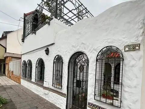 Casa en venta - 2 Dormitorios 1 Baño - 73Mts2 - Santos Lugares