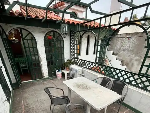 Casa 6 ambientes con 2 baños