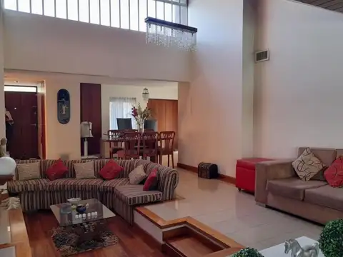Casa en Venta con 3 cocheras