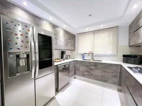 Casa 8 ambientes con 4 baños