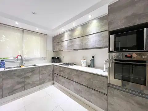 Casa en Venta con 3 cocheras