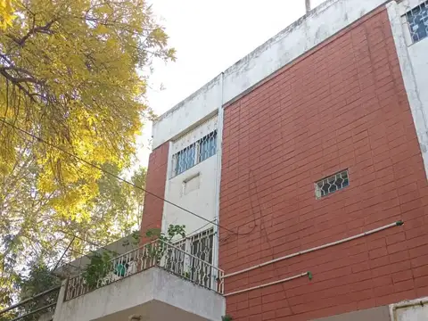 VENTA PH EN TRIPLEX A REFACCIONAR - NÚÑEZ