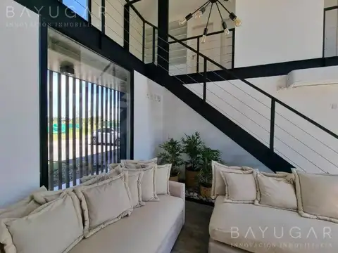 Casa en Venta con 4 cocheras