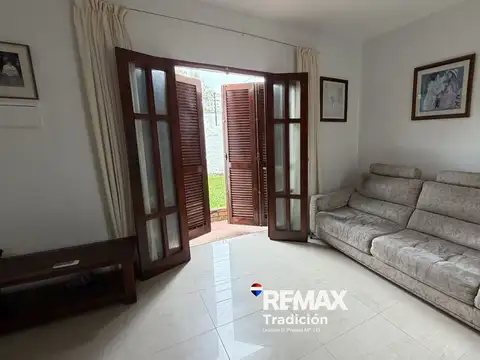 Casa de 5 ambientes en venta categoría muy buena.