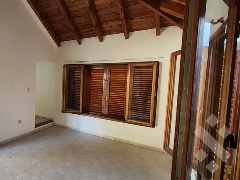 Casa 6 ambientes con 2 baños