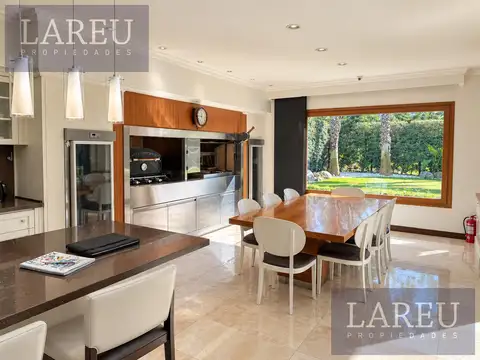 Casa en Alquiler con 6 cocheras