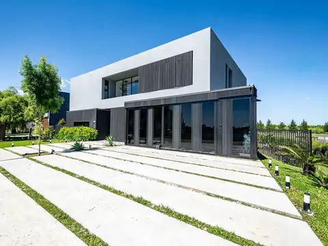 Casa 6 ambientes con 4 baños