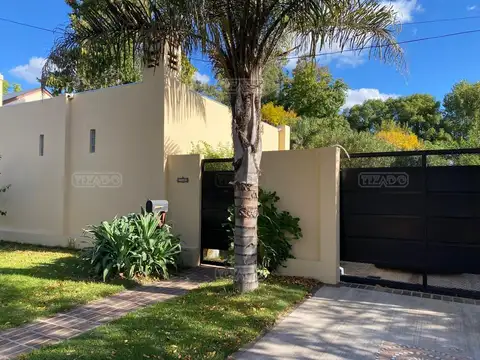 Casa en Venta con 2 cocheras