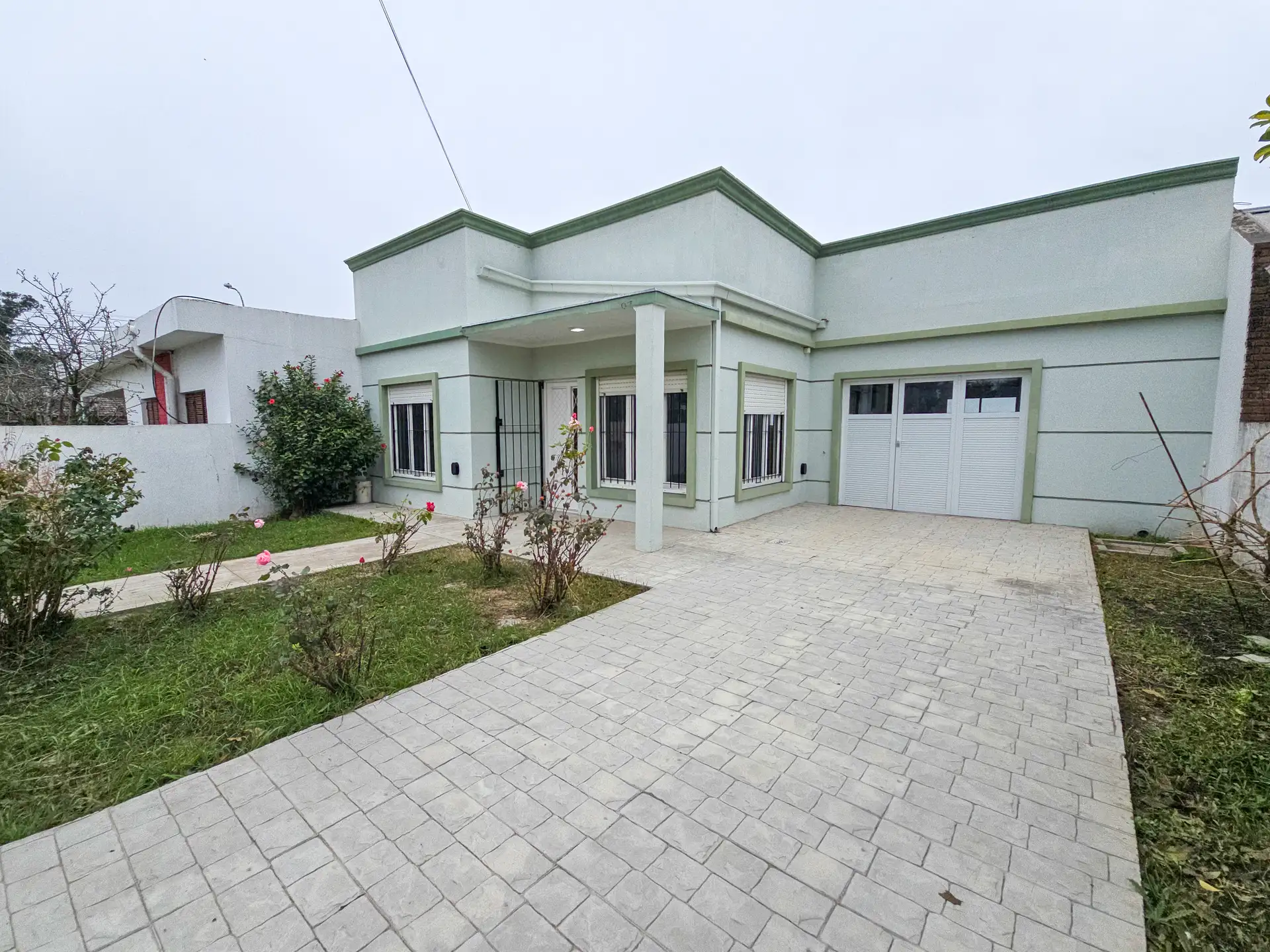 Casa 3 amb reciclada a nuevo con patio, parrilla y garage 4x4 — Rivadavia y Canadá