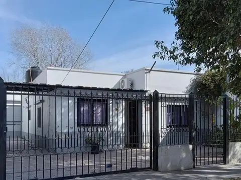 VENTA CASA 4 AMBIENTES BERNAL ESTE