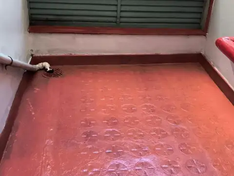 AMPLIO DEPARTAMENTO DE 2 AMBIENTES - PATIO - LUZ Y SOL -CERCA DE TODO - SUBTES Y COLECTIVOS