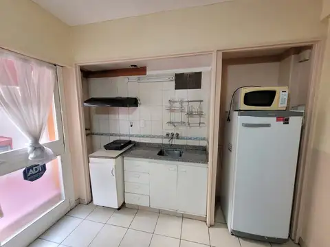 AMPLIO DEPARTAMENTO DE 2 AMBIENTES - PATIO - LUZ Y SOL -CERCA DE TODO - SUBTES Y COLECTIVOS