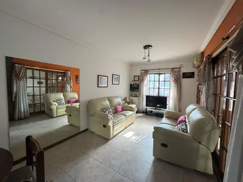 Depto Tipo Casa en Venta en Villa del Parque, USD 249.000