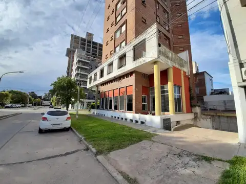 AMPLISIMO LOCAL EN VENTA EN SAN LORENZO BARRIO DEL COMBATE