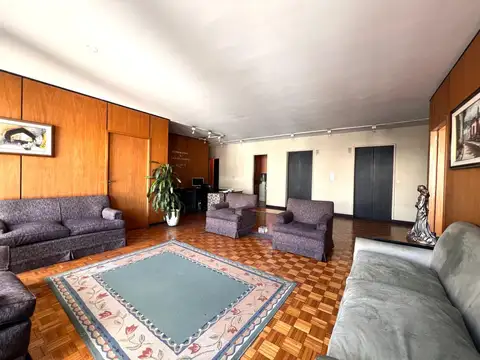 Oficina 8 ambientes con 2 baños