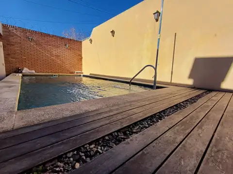 Casa de 5 amb. s/ lote de 230 m2. 4 Dormitorios. Garage. Patio. Quincho. Pileta. Ideal Multifamiliar