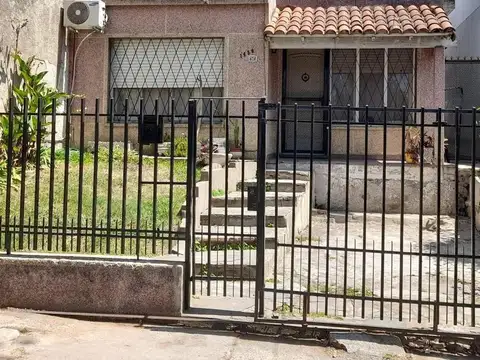 MUY LINDA CASA CON JARDIN - Muy buena ubicación