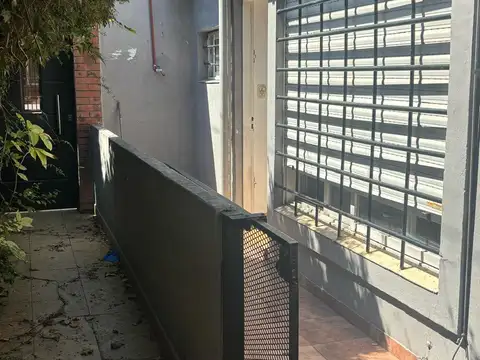 Departamento tipo casa en venta de 3 Ambientes en Bernal Centro