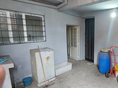 Departamento interno No P.H. a metros de Av. Alberdi,  2 dormitorios. A Reciclar