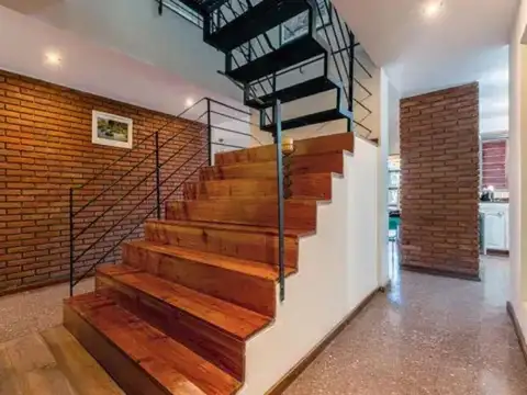 Casa 8 ambientes con 2 baños