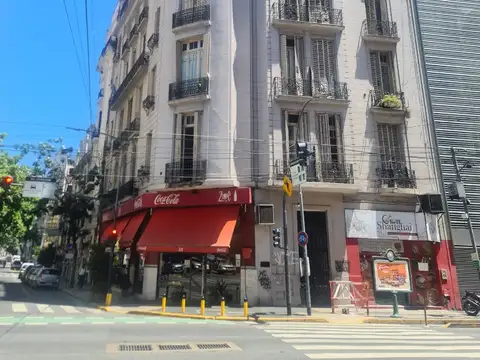 Córdoba al 2400 y Azcuénaga. Semipiso. Piso 2. Al Frente. Superficie: 128 m2 totales y cubiertos. 5 ambientes. 3 dormitorios. 2 baños. 2 Balcones. Para reciclar. Apto profesional. Apto crédito.