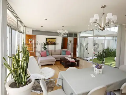 Casa en Venta con 2 cocheras