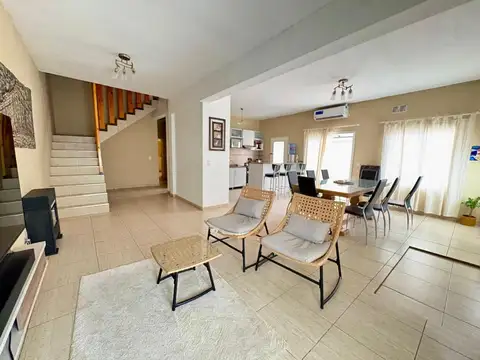 Casa 5 ambientes con 3 baños