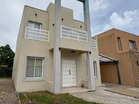 Casa a la venta 5 dormitorios y pileta. Barrio Los Arenales