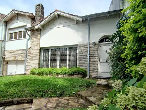 MUY LINDA CASA 4 DORM EN BARRIO CARRERAS