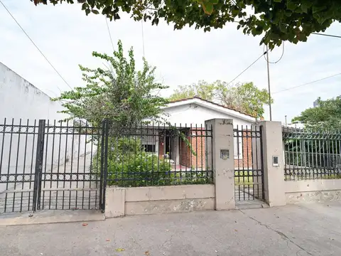 CASA CON AMPLIO TERRENO IDEAL PARA DESARROLLO 