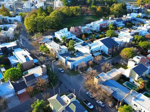 Casa 9 ambientes con 2 baños