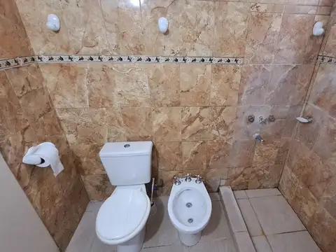 VENTA CASA 3 AMBIENTES, AMPLIO JARDIN, COCHERA