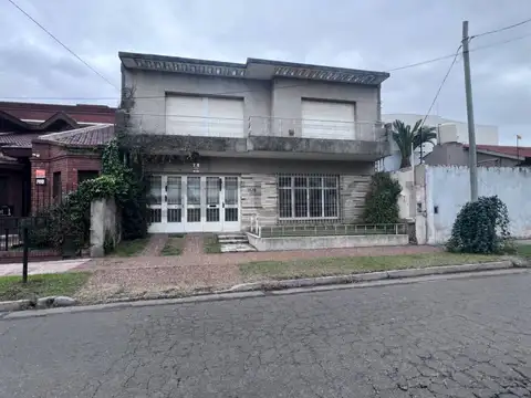 VENTA CASA 4 AMBIENTES CASTELAR NORTE COCHERA PARQUE