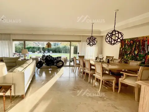 Casa en Venta con 2 cocheras