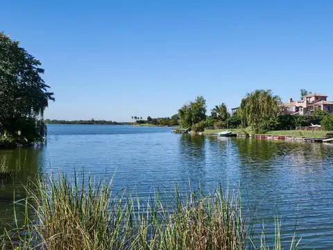 NORDELTA | LAGUNITA Departamento en venta de 3 ambientes con jardín y vista a la laguna