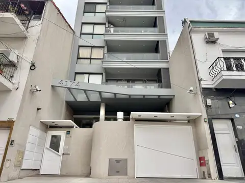 Fantástico departamento de tres ambientes (opcional cochera) con parrilla en venta en La Lucila.