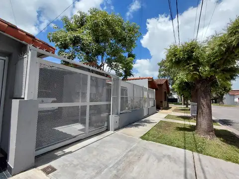 VENTA CASA 4 AMB C/COCHERA. APTA CREDITO 