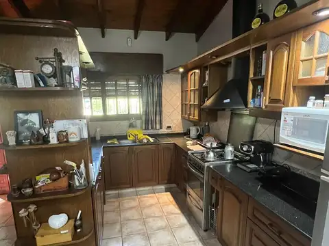 Casa 4 ambientes con 2 baños