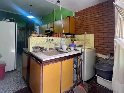 Casa 7 ambientes con 2 baños