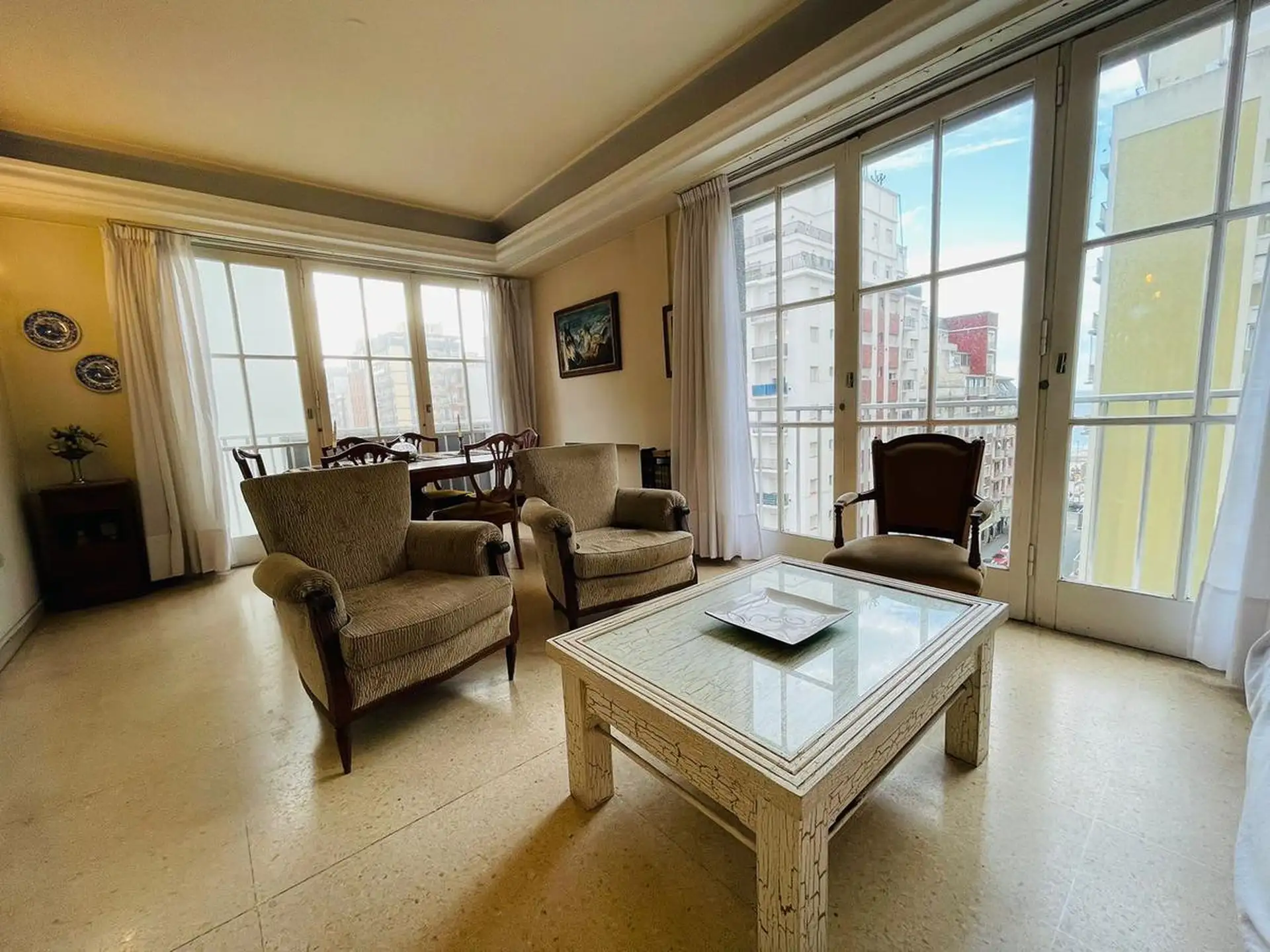 Departamento en Av Colon de cuatro ambientes con dependencia