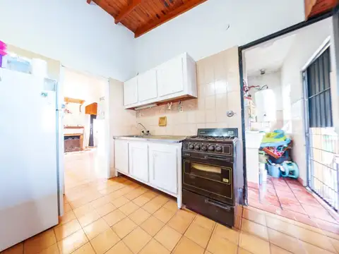 Venta lote con casa tipo quinta, monoambiente, pileta y sector de quincho y parrilla Trujui - Moreno