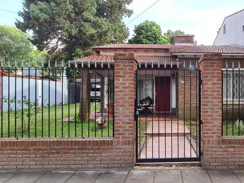 HERMOSO CHALET CINCO AMBIENTES - ZONA CENTRO - GRAN PARQUE - TODOS LOS SERVICIOS