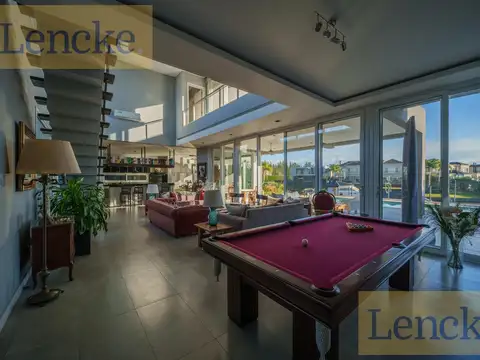 Casa 8 ambientes con 6 baños