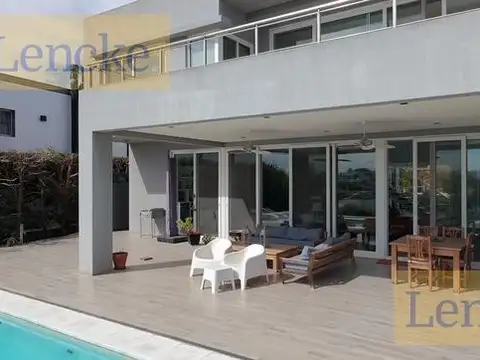 Casa 8 ambientes con 6 baños