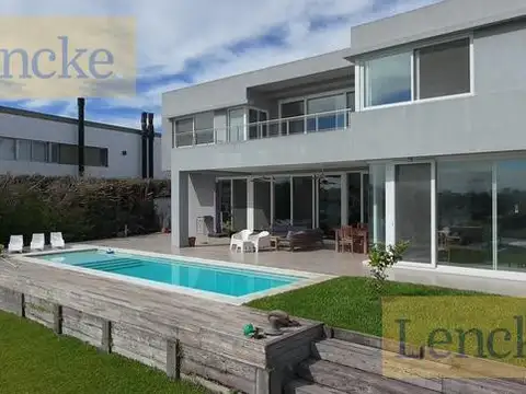 Casa en Venta en Albanueva, USD 2.250.000