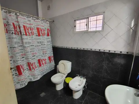Casa 4 ambientes con 2 baños